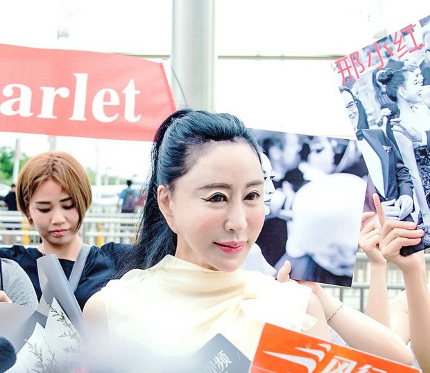 Hoa hậu Trung Quốc cố tình ngã trào ngực tại Cannes được chào đón không kém gì Phạm Băng Băng - Ảnh 7.