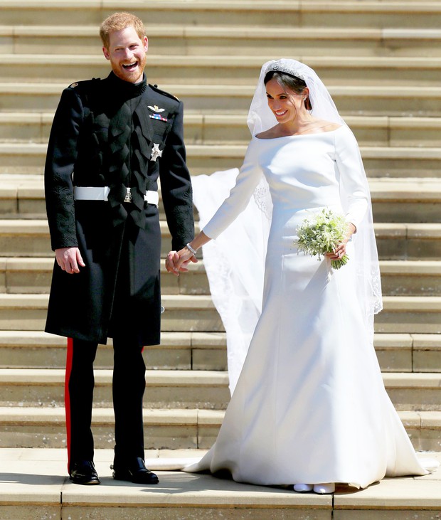 Trông thì tối giản nhưng 2 mẫu váy cưới của Meghan Markle trị giá tới hơn 8 tỷ đồng - Ảnh 1.