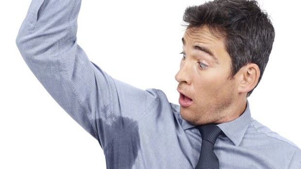 Trời nóng đổ lửa, mồ hôi dưới cánh tay cứ “hô biến” vùng nách áo thành màu khác hẳn - vì sao vậy? - Ảnh 1.