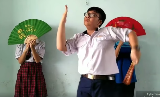 Nam sinh Sài Gòn bị Bích Phương nhập, đóng MV parody Bùa yêu múa cực dẻo - Ảnh 6.