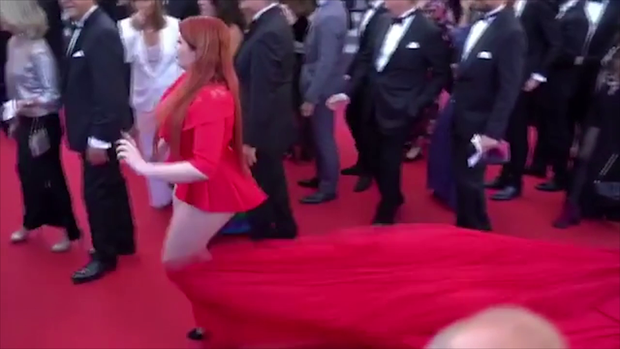 Khoảnh khắc người mẫu Nga tụt váy, lộ cả nội y trên thảm đỏ Cannes bị khui lại - Ảnh 4.