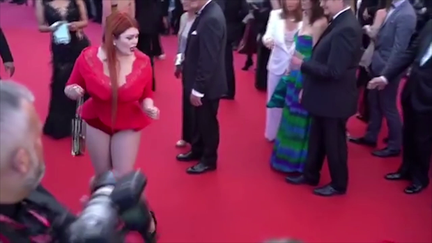 Khoảnh khắc người mẫu Nga tụt váy, lộ cả nội y trên thảm đỏ Cannes bị khui lại - Ảnh 6.