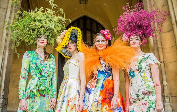Bộ sưu tập thời trang từ hoa tuyệt đẹp của các nhà thiết kế Hoàng gia Anh - Ảnh 6.