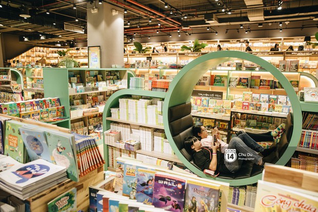 Sài Gòn: Lạc lối trong nhà sách mới toanh rộng thênh thang, có cả chỗ để nằm đọc sách - Ảnh 10.