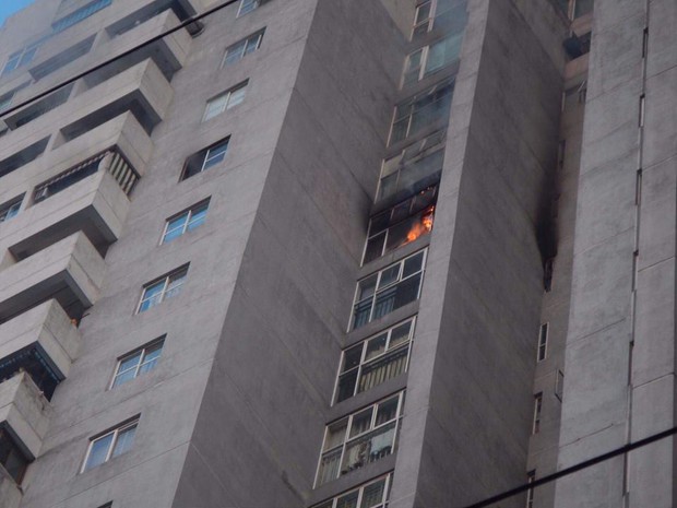 Cháy lớn tại tầng 18 chung cư cao tầng ở Hà Nội, hàng trăm hộ dân phải sơ tán khẩn cấp - Ảnh 1.