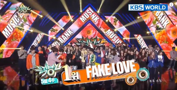 Vừa trở lại sân khấu Hàn Quốc, BTS đã ẵm cúp ngay và luôn - Ảnh 1.