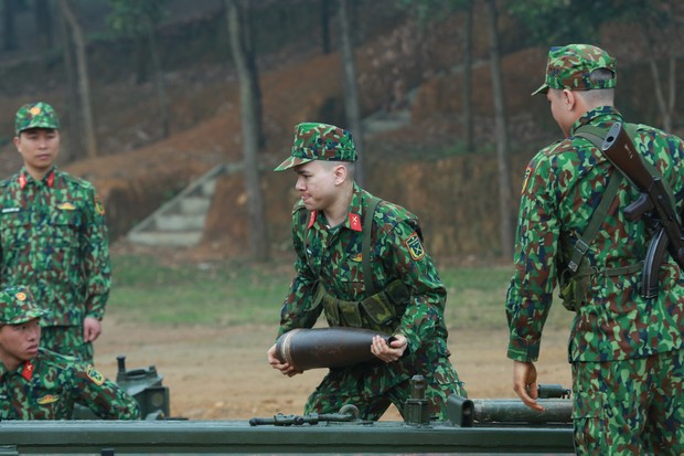 Sao nhập ngũ: Đánh nhau trên phim oách là thế, Gin Tuấn Kiệt vẫn bị kẻ gian quật ngã khi gác đêm - Ảnh 1.