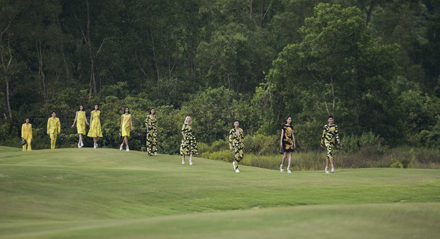 Đi giày hơn 15cm catwalk trên sân golf, khách mời phải ngả mũ trước dàn mẫu đỉnh của NTK Đỗ Mạnh Cường - Ảnh 9.