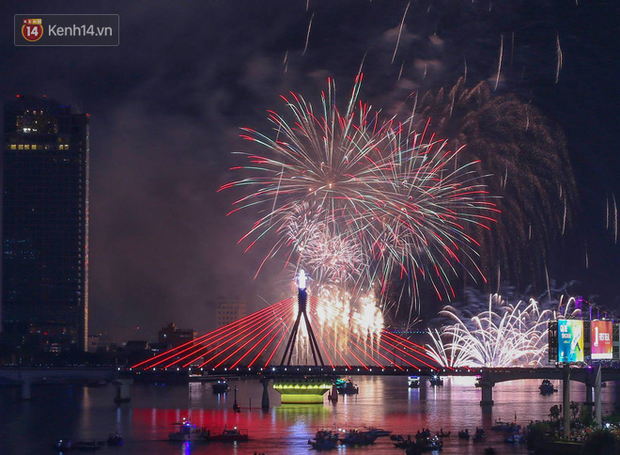 Người dân Đà Nẵng bỏ tiền triệu ngồi du thuyền thưởng lãm màn trình diễn tuyệt đẹp trong đêm thi thứ 2 của Lễ hội pháo hoa quốc tế - Ảnh 13.
