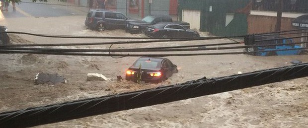 Mỹ: Mưa lớn và lũ lụt nhấn chìm nhiều khu vực trong bùn đất, ô tô bị nước cuốn trôi ngoài đường - Ảnh 1.