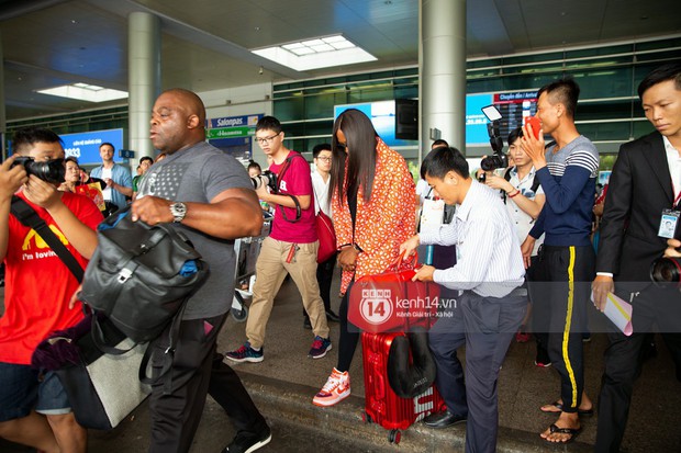 Mẹ đẻ The Face - Naomi Campbell cúi mặt, tránh né truyền thông khi có mặt tại sân bay Tân Sơn Nhất sáng nay - Ảnh 8.