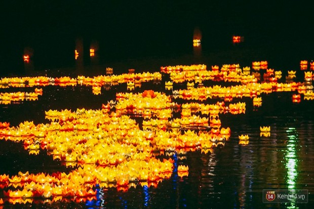 Hàng nghìn người Sài Gòn chen chân thả hoa đăng trên kênh Nhiêu Lộc mừng đại lễ Phật đản - Ảnh 13.