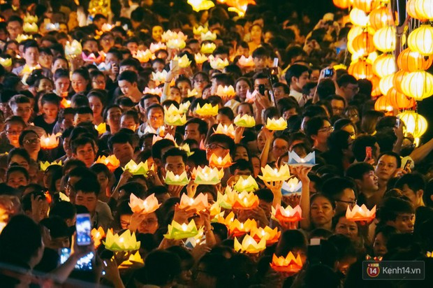 Hàng nghìn người Sài Gòn chen chân thả hoa đăng trên kênh Nhiêu Lộc mừng đại lễ Phật đản - Ảnh 11.
