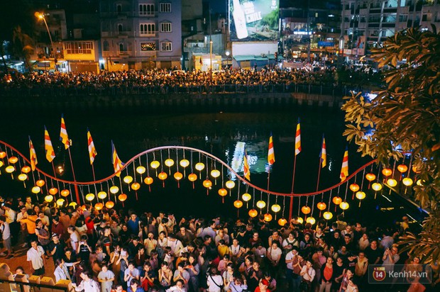 Hàng nghìn người Sài Gòn chen chân thả hoa đăng trên kênh Nhiêu Lộc mừng đại lễ Phật đản - Ảnh 8.