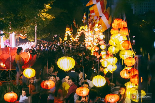 Hàng nghìn người Sài Gòn chen chân thả hoa đăng trên kênh Nhiêu Lộc mừng đại lễ Phật đản - Ảnh 5.