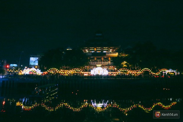 Hàng nghìn người Sài Gòn chen chân thả hoa đăng trên kênh Nhiêu Lộc mừng đại lễ Phật đản - Ảnh 2.