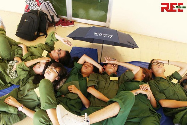 Nhìn những hình ảnh sinh viên vạ vật ngủ như thế này mới thấu nỗi khổ học quân sự vào mùa hè! - Ảnh 1.
