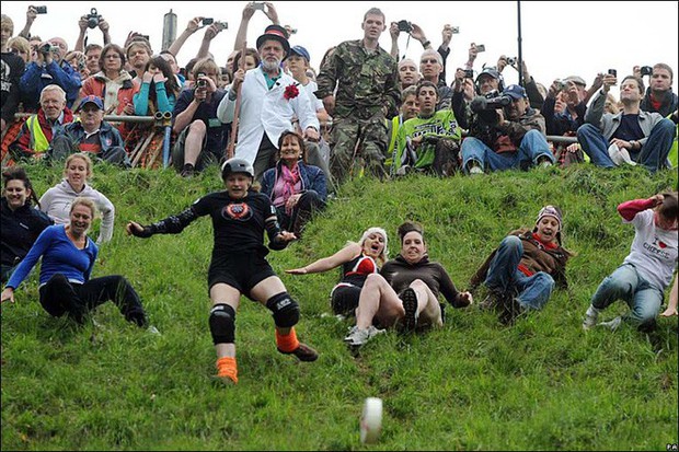 Vồ phô mai ở đồi Cooper: Lễ hội điên khùng và nguy hiểm bậc nhất nước Anh - Ảnh 10.
