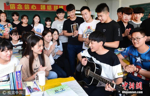 Dù chưa đầy 1 tuần nữa sẽ diễn ra kỳ thi đại học khốc liệt nhất thế giới, học sinh Trung Quốc vẫn quẩy nhiệt tình - Ảnh 9.