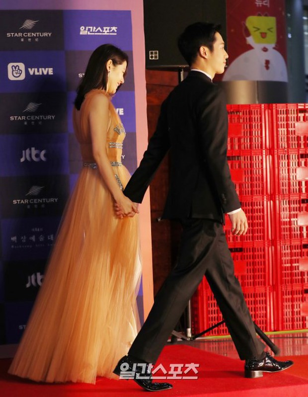 Khi Son Ye Jin và Jung Hae In tình hơn cả Song Song, sao Park Bo Gum lại như bị ép phải đi thảm đỏ với Suzy thế kia? - Ảnh 8.