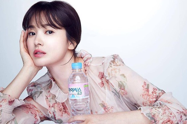 Cơn sốt của chiếc váy hoa quốc dân: Đến cả Song Hye Kyo cũng chọn mặc để đóng quảng cáo đây này! - Ảnh 1.