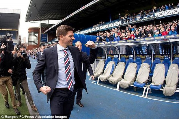Chùm ảnh: “Biển người” chào đón Gerrard trở thành HLV của Rangers - Ảnh 6.