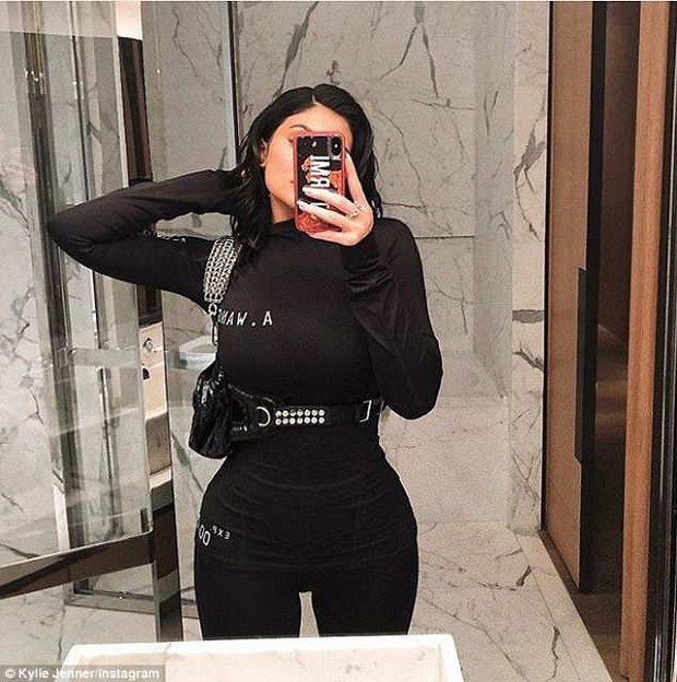 Body trái ngược của chị em Kendall - Kylie trên phố: Người chân dài nhưng lép kẹp, kẻ thì đẫy đà bốc lửa - Ảnh 8.