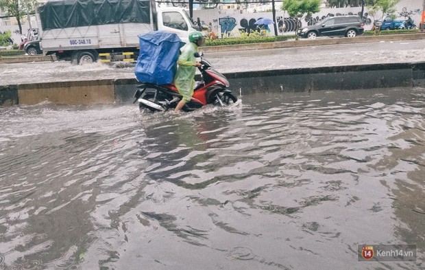 Nhiều tuyến đường Sài Gòn ngập nặng sau mưa lớn, siêu máy bơm chống ngập gần 100 tỉ đồng bị vô hiệu - Ảnh 5.
