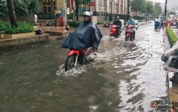 Nhiều tuyến đường Sài Gòn ngập nặng sau mưa lớn, siêu máy bơm chống ngập gần 100 tỉ đồng bị vô hiệu - Ảnh 2.