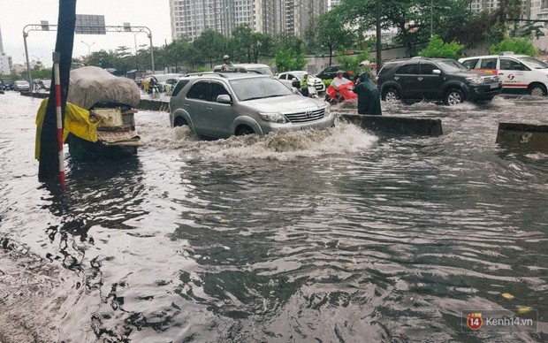 Nhiều tuyến đường Sài Gòn ngập nặng sau mưa lớn, siêu máy bơm chống ngập gần 100 tỉ đồng bị vô hiệu - Ảnh 6.