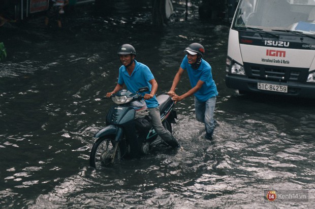 Nhiều tuyến đường Sài Gòn ngập nặng sau mưa lớn, siêu máy bơm chống ngập gần 100 tỉ đồng bị vô hiệu - Ảnh 18.