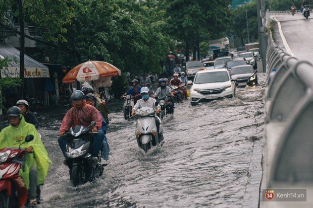Nhiều tuyến đường Sài Gòn ngập nặng sau mưa lớn, siêu máy bơm chống ngập gần 100 tỉ đồng bị vô hiệu - Ảnh 12.