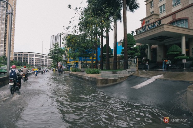 Nhiều tuyến đường Sài Gòn ngập nặng sau mưa lớn, siêu máy bơm chống ngập gần 100 tỉ đồng bị vô hiệu - Ảnh 10.