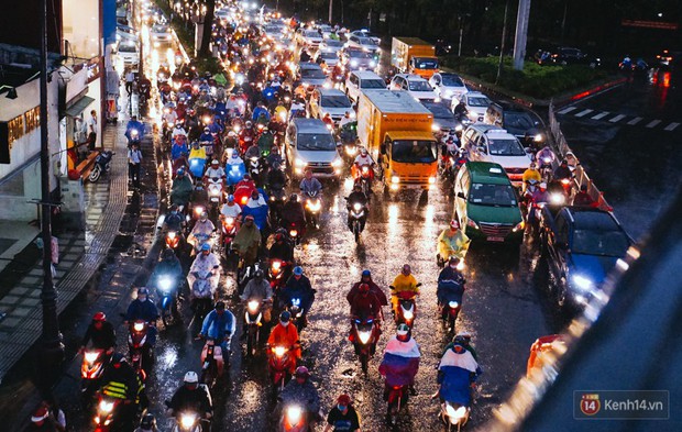 Cửa ngõ sân bay Tân Sơn Nhất ngập nước và kẹt xe kinh hoàng sau mưa lớn, người dân chôn chân hàng giờ đồng hồ - Ảnh 6.