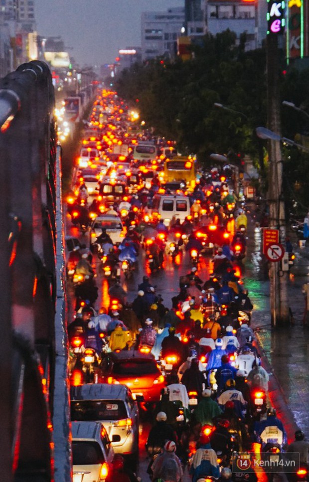 Cửa ngõ sân bay Tân Sơn Nhất ngập nước và kẹt xe kinh hoàng sau mưa lớn, người dân chôn chân hàng giờ đồng hồ - Ảnh 7.