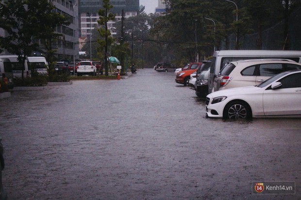 Cửa ngõ sân bay Tân Sơn Nhất ngập nước và kẹt xe kinh hoàng sau mưa lớn, người dân chôn chân hàng giờ đồng hồ - Ảnh 11.