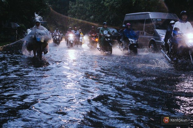Cửa ngõ sân bay Tân Sơn Nhất ngập nước và kẹt xe kinh hoàng sau mưa lớn, người dân chôn chân hàng giờ đồng hồ - Ảnh 14.