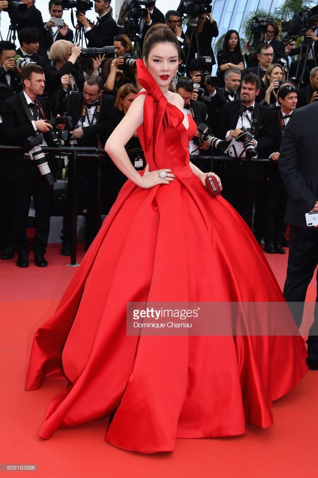 Sau váy áo Lọ Lem, Lý Nhã Kỳ tóc thắt bím hóa Báo đen quyền lực trên thảm đỏ Cannes ngày 2 - Ảnh 14.