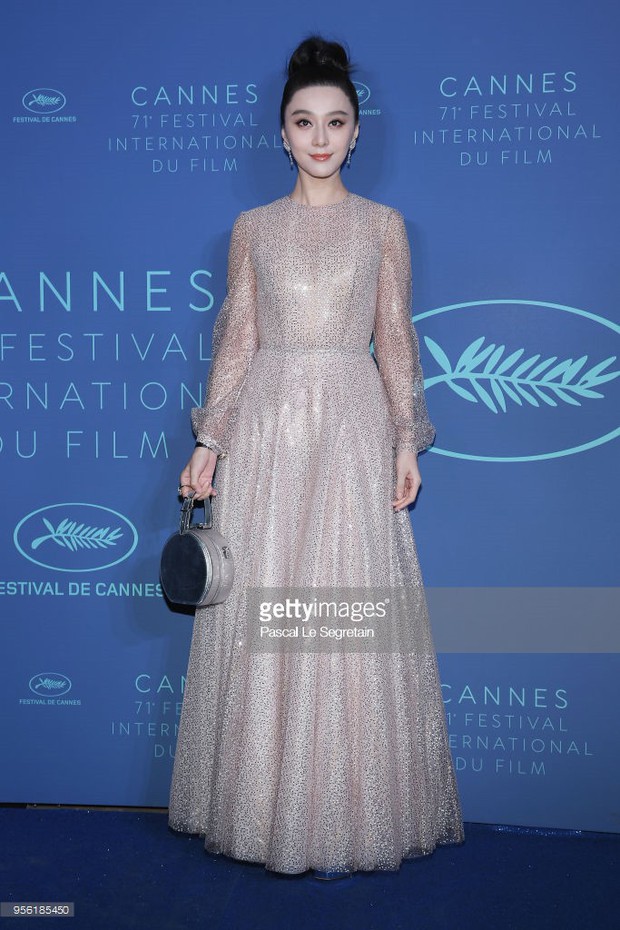 Bị chê bánh gato màu xanh, Phạm Băng Băng trở lại phong thái sang chảnh tại tiệc Gala Cannes - Ảnh 4.