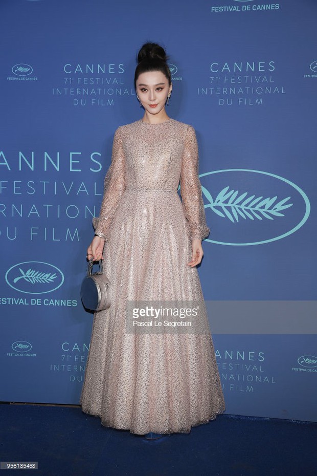 Bị chê bánh gato màu xanh, Phạm Băng Băng trở lại phong thái sang chảnh tại tiệc Gala Cannes - Ảnh 3.