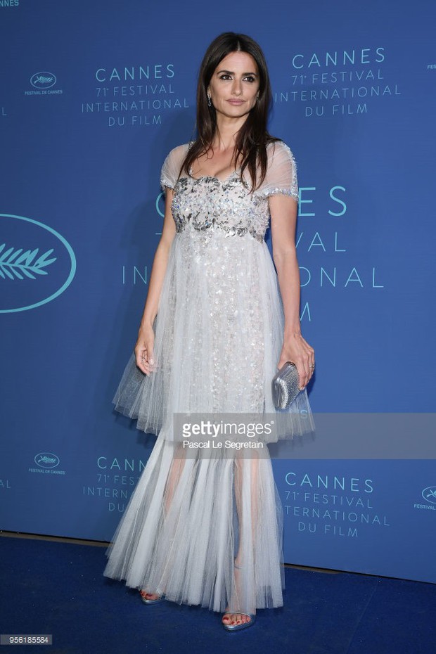 Bị chê bánh gato màu xanh, Phạm Băng Băng trở lại phong thái sang chảnh tại tiệc Gala Cannes - Ảnh 9.