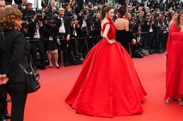 Mới ngày đầu tại Cannes, Lý Nhã Kỳ đã khoe trọn vòng một căng tràn trên thảm đỏ - Ảnh 3.