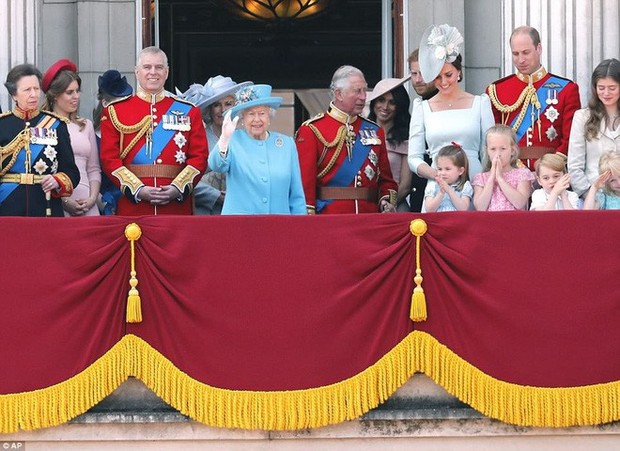 Ai cũng thắc mắc tại sao gần đây Nữ hoàng Anh liên tục đeo kính râm, thì ra là vì lý do này đây - Ảnh 6.