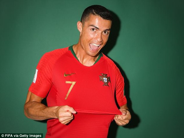 World Cup 2018: Ronaldo bị "lôi" vào studio chụp ảnh khi vừa tới Nga - Ảnh 3.
