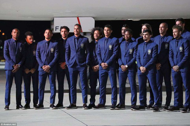 Dàn người đẹp mặc trang phục truyền thống, tặng bánh mì Nga cho Neymar và các cầu thủ Brazil - Ảnh 6.