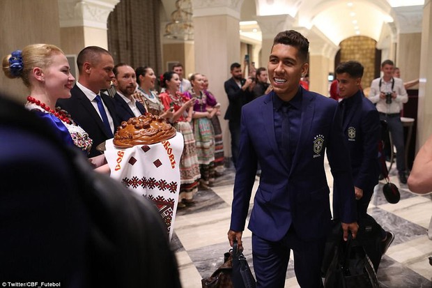 Dàn người đẹp mặc trang phục truyền thống, tặng bánh mì Nga cho Neymar và các cầu thủ Brazil - Ảnh 4.