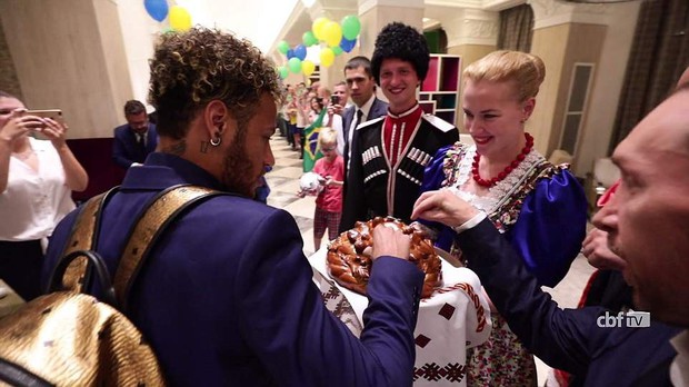 Dàn người đẹp mặc trang phục truyền thống, tặng bánh mì Nga cho Neymar và các cầu thủ Brazil - Ảnh 2.