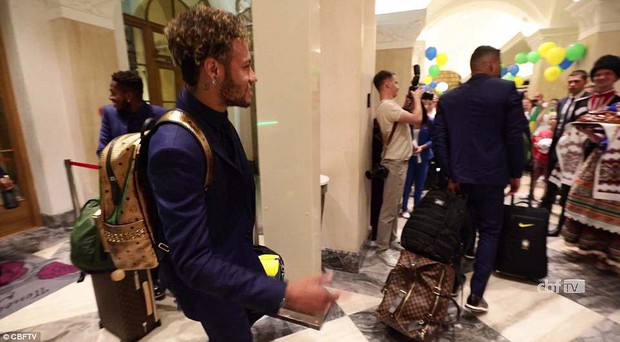 Dàn người đẹp mặc trang phục truyền thống, tặng bánh mì Nga cho Neymar và các cầu thủ Brazil - Ảnh 1.