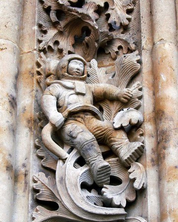 Hình điêu khắc 1 phi hành gia trên nhà thờ cổ khiến dân tình hoang mang về thời điểm con người khám phá vũ trụ - Ảnh 2.