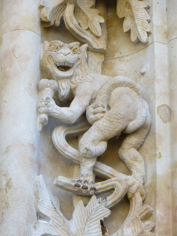 Hình điêu khắc 1 phi hành gia trên nhà thờ cổ khiến dân tình hoang mang về thời điểm con người khám phá vũ trụ - Ảnh 3.